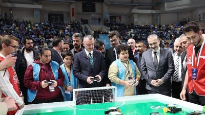 Kocaeli Büyükşehir Belediye Başkanı Tahir Büyükakın, KODELİG’26 Ulusal Robot Yarışması’nın