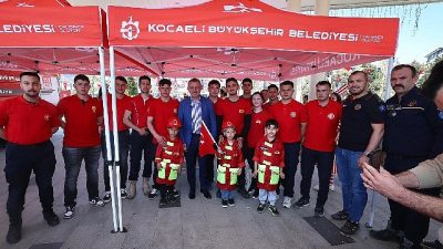 Kocaeli Büyükşehir Belediye Başkanı Tahir Büyükakın, Milli İrade Meydanı’nda kurulan