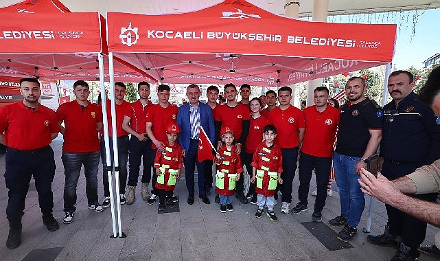 Kocaeli Büyükşehir Belediye Başkanı Tahir Büyükakın, Milli İrade Meydanı’nda kurulan