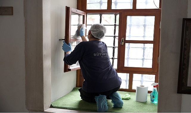 Aydın Büyükşehir Belediyesi, kent genelindeki camilerde gerçekleştirdiği temizlik çalışmalarına aralıksız