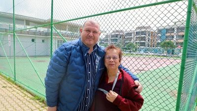 Menderes Belediye Başkanı İlkay Çiçek, pazar mesaisinde vatandaşlarla bir araya