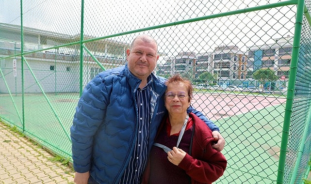 Menderes Belediye Başkanı İlkay Çiçek, pazar mesaisinde vatandaşlarla bir araya