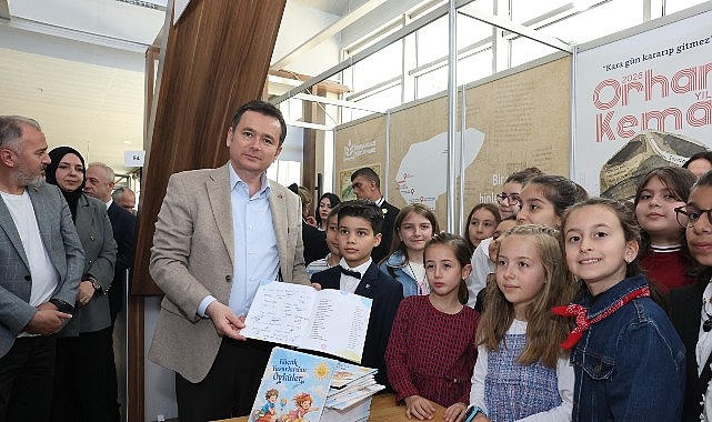 Bursa 23. Kitap Fuarı’nı ziyaret eden Osmangazi Belediye Başkanı Erkan