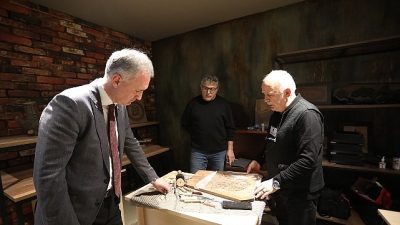 İnegöl Belediye Başkanı Alper Taban, İNESMEK kurslarını ziyaret ederek kursiyerlerle