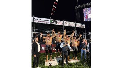 Antalya’nın Kepez ilçesinde düzenlenen Kepez Belediyesi Yağlı Güreşleri’ne katılan Kemer