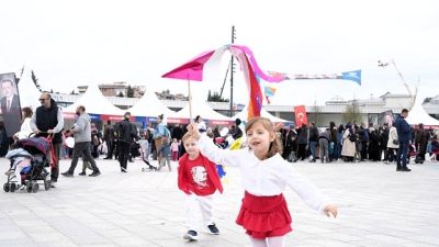 Büyükşehir Belediyesi tarafından İzmit Milli İrade Meydanı’nda kurulan 23 Nisan