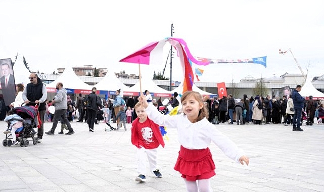 Büyükşehir Belediyesi tarafından İzmit Milli İrade Meydanı’nda kurulan 23 Nisan
