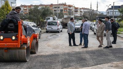 Bornova Belediye Başkanı Ömer Eşki, Evka-3 Mahallesi’nde yürütülen yol bakım