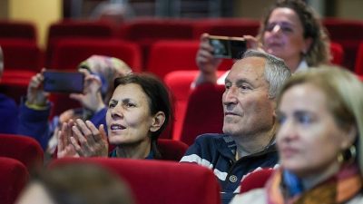 Sanatın birleştirici gücü Buca’da sahneye yansıdı. Buca Belediyesi’nin ev sahipliğinde