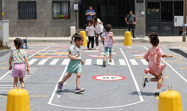 Buca Belediye Başkanı Mimar Görkem Duman’ın çocuklara güvenli oyun alanları