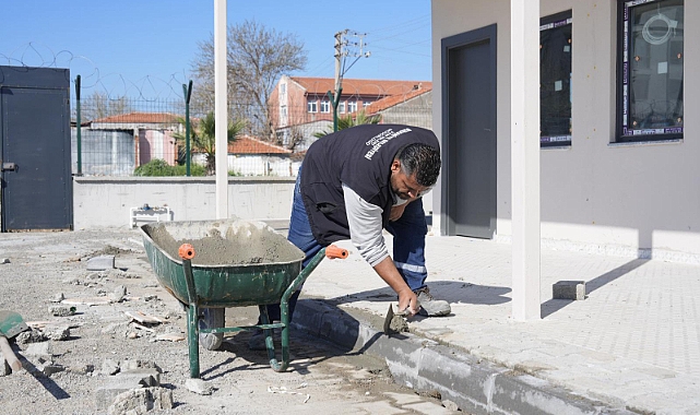 Burhaniye Belediyesi Fen İşleri Müdürlüğü ekipleri, ilçe genelinde çalışmalarını program