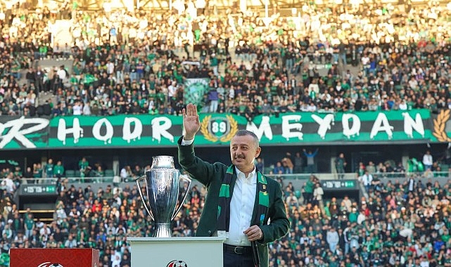 Kocaeli Büyükşehir Belediye Başkanı Tahir Büyükakın, Kocaelispor’un kuruluş yıldönümü dolayısıyla