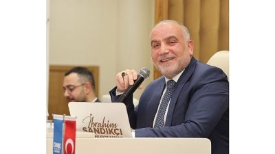 Canik Belediye Başkanı İbrahim Sandıkçı, emekli vatandaşlara, belediyenin düğün salonlarında