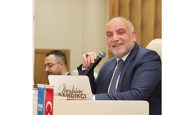 Canik Belediye Başkanı İbrahim Sandıkçı, emekli vatandaşlara, belediyenin düğün salonlarında