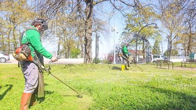 Canik Belediyesi, parklarda yıkama, çim biçme ve bakım çalışmalarını ara