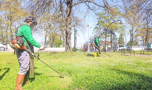 Canik Belediyesi, parklarda yıkama, çim biçme ve bakım çalışmalarını ara