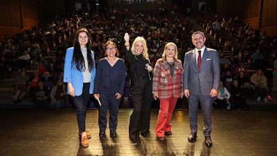Küçükçekmece Belediyesi tarafından düzenlenen ‘Çekmecem’de Kitap Var’ buluşmasının konuğu gazeteci