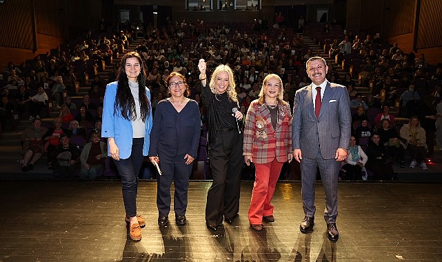 Küçükçekmece Belediyesi tarafından düzenlenen ‘Çekmecem’de Kitap Var’ buluşmasının konuğu gazeteci