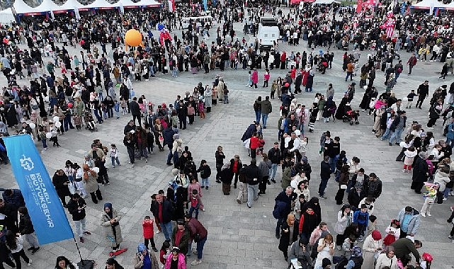 Büyükşehir Belediyesi’nin İzmit Milli İrade Meydanı’nda gerçekleştirdiği 23 Nisan Çocuk