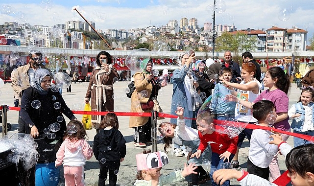 İzmit Milli İrade Meydanı’nda düzenlenen “Bi Dünya Eğlence” etkinlikleri hafta