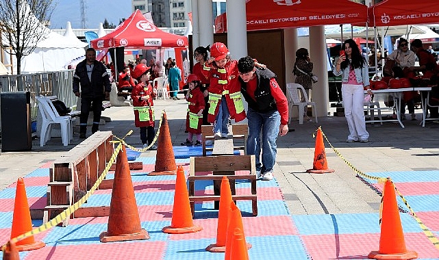 Büyükşehir Belediyesi’nin 23 Nisan Şenliği, çocukların en keyifli anlarına sahne