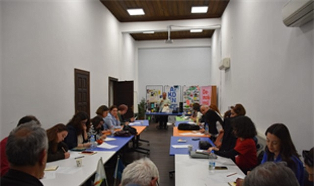 İzmir Büyükşehir Belediyesi’nin çatısı altında faaliyet gösteren Akdeniz Akademisi’nde Demokrasi