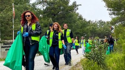 Bornova Belediyesi ve paydaş kurumların iş birliğiyle düzenlenen çevre temizliği