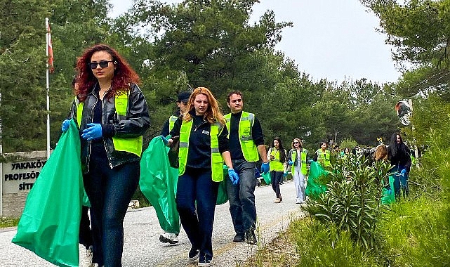 Bornova Belediyesi ve paydaş kurumların iş birliğiyle düzenlenen çevre temizliği