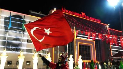 Keçiören Belediyesi tarafından Kalaba Kent Meydanı’nda kurulan dev ekranın etrafında