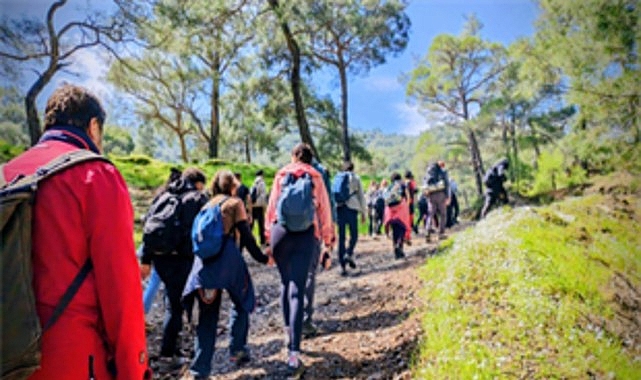 İzmir Büyükşehir Belediyesi tarafından düzenlenen Efes Mimas Yolu bahar yürüyüşünde