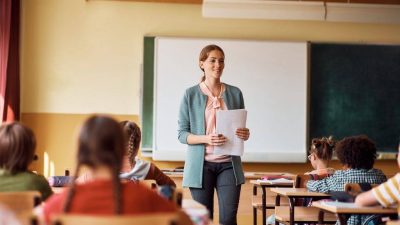 Eğitim-İş Bornova temsilciliği Reşat Nuri Güntekin Ortaokulu’nda pazartesi günü öğrencilerin