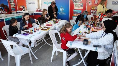 Büyükşehir Belediyesi’nin çocukları buluşturduğu 23 Nisan Şenlikleri tüm hızıyla devam