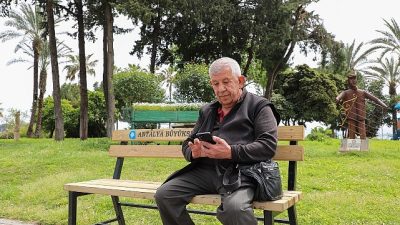 Antalya Büyükşehir Belediyesi, kent estetiğini güçlendiren kent mobilyalarını kendi atölyelerinde