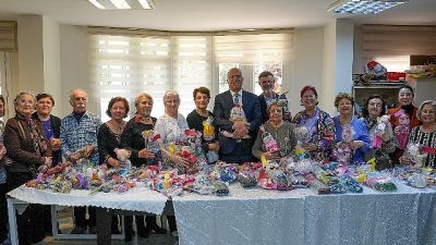 Gaziemir Belediyesi Ata Evi üyeleri, geri dönüşüm atölyesinde hazırladıkları el