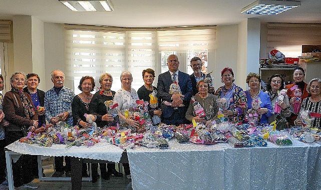 Gaziemir Belediyesi Ata Evi üyeleri, geri dönüşüm atölyesinde hazırladıkları el