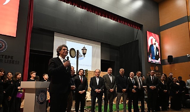 Eşme Ortaokulu öğrencileri, düzenledikleri "Dört Mevsim Şiir Gecesi" ile sanatı