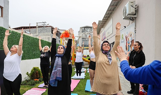 Buca Belediyesi Gülşah Durbay Kadın Danışma Merkezi’nde düzenlenen yoga dersleri