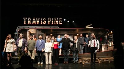 İzmir Şehir Tiyatroları, yeni oyunu ‘Halktan Biri’nin prömiyerini gerçekleştirdi. Sam