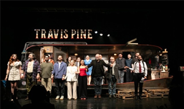 İzmir Şehir Tiyatroları, yeni oyunu ‘Halktan Biri’nin prömiyerini gerçekleştirdi. Sam