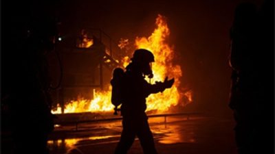 Gece dumanında saniyelerle yarıştılar, hayat kurtaran refleksler kazandılar. İzmir İtfaiyesi’nin