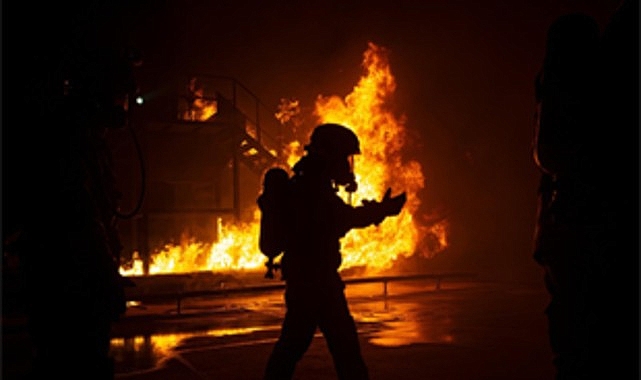 Gece dumanında saniyelerle yarıştılar, hayat kurtaran refleksler kazandılar. İzmir İtfaiyesi’nin