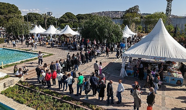 Kültürpark’ta düzenlenen İZKİTAP – 7. İzmir Kitap Fuarı, ikinci gününde
