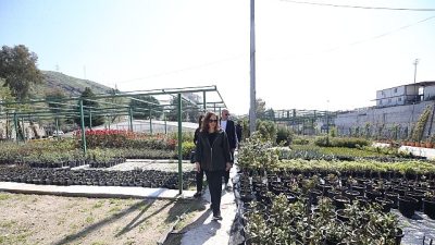 Karşıyaka Belediyesi, sürdürülebilirlik anlayışıyla ürettiği çiçek ve bitkilerle hem kenti
