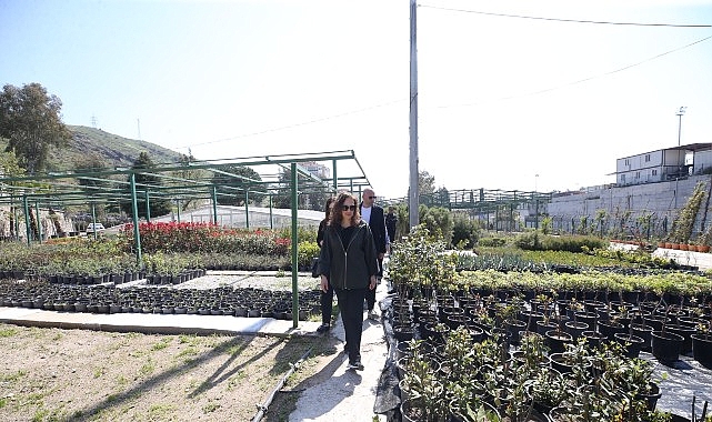 Karşıyaka Belediyesi, sürdürülebilirlik anlayışıyla ürettiği çiçek ve bitkilerle hem kenti
