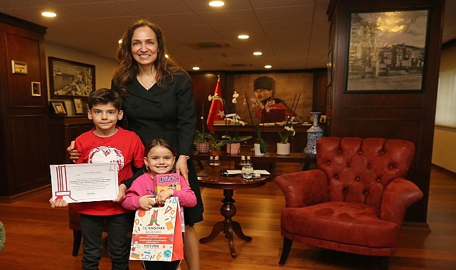 Karşıyaka Belediye Başkanı Yıldız Ünsal, ilçedeki kütüphanelerden yararlanarak en çok