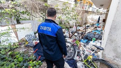 Karşıyaka Belediyesi, vatandaşların ihbarı üzerine Bostanlı Mahallesi’ndeki bir çöp eve