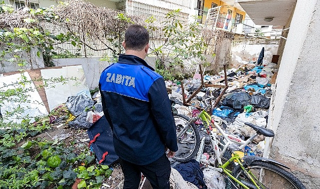 Karşıyaka Belediyesi, vatandaşların ihbarı üzerine Bostanlı Mahallesi’ndeki bir çöp eve