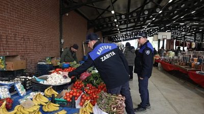 Kartepe Belediyesi, ilçede kurulan pazarlarda denetimlerine ara vermeden devam ediyor.