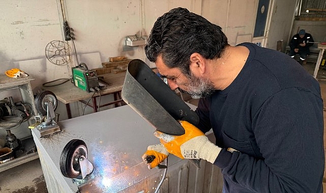 Kartepe Belediyesi, ilçe genelinde hizmet veren çöp konteynerlerinin bakım, onarım