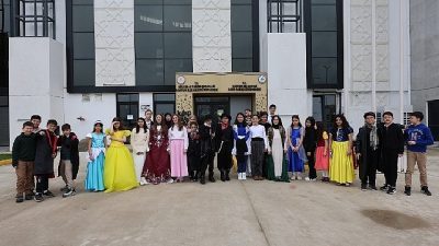 Kütüphane Haftası dolayısıyla Karatepe Ortaokulu öğrencileri Kartepe Kütüphanesi’ni ziyaret etti.